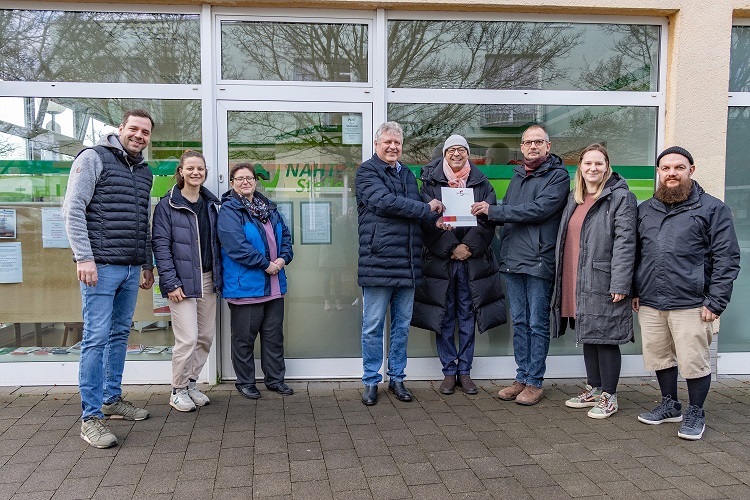 Das gesamte Team der NAHT-Stelle gemeinsam mit Herrn Ralf Kirsten, dem Bürgermeister der Stadt Weimar, Herrn Sebastian Rößler, dem Geschäftsführer der Hufeland-Träger-Gesellschaft Weimar mbH und dem Stadtwerke Weimar Geschäftsführer, Herrn Jörn Otto. (Foto: Bianca Rösnick)