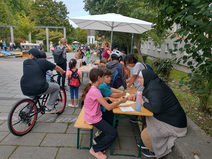 Quiz beim Stand Demokratisches Weimar; "Weimar-West Fairplay"  (Quelle: Christine Schild)