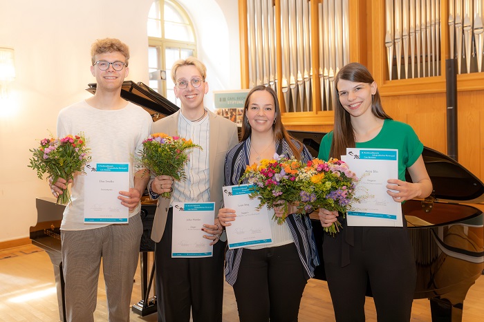 Gesamt- und Rundenpreisträger*innen (v.l.n.r.: Elias Smalko, Julius Hutzler, Luisa Steg und Anna Bilo) / Foto: Matthias Eimer Gesamt- und Rundenpreisträger*innen (v.l.n.r.: Elias Smalko, Julius Hutzler, Luisa Steg und Anna Bilo) / Foto: Matthias Eimer