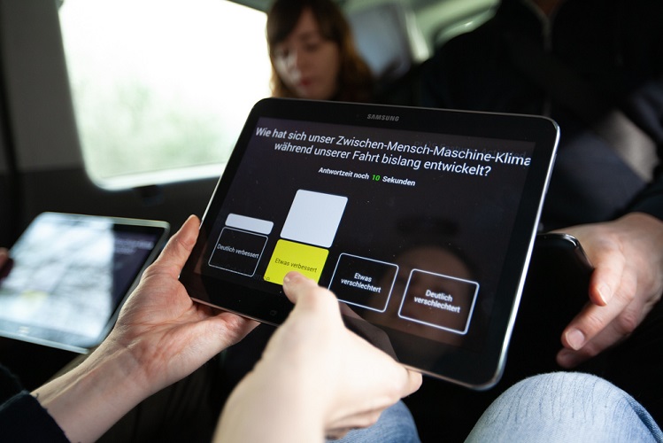 SOULMACHINE  ist ein eigens entwickeltes Concept-Car, in dem das Publikum auf einer Fahrt durch den Stadtraum die Entwicklung des autonomen Fahrens live erleben und interaktiv mitgestalten kann. (Foto: Gernot Wöltjen) SOULMACHINE  ist ein eigens entwickeltes Concept-Car, in dem das Publikum auf einer Fahrt durch den Stadtraum die Entwicklung des autonomen Fahrens live erleben und interaktiv mitgestalten kann. (Foto: Gernot Wöltjen)