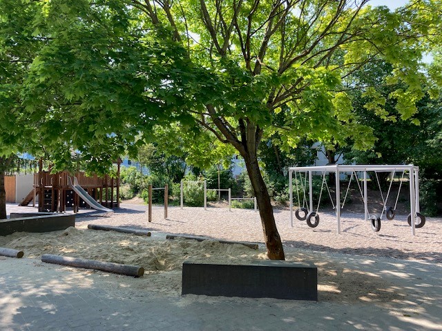 Neuer Spielplatz auf dem Schulcampus der Grundschule "Albert Schweitzer" (Quelle: Weimarer Wohnstätte)  Neuer Spielplatz auf dem Schulcampus der Grundschule "Albert Schweitzer" (Quelle: Weimarer Wohnstätte)
