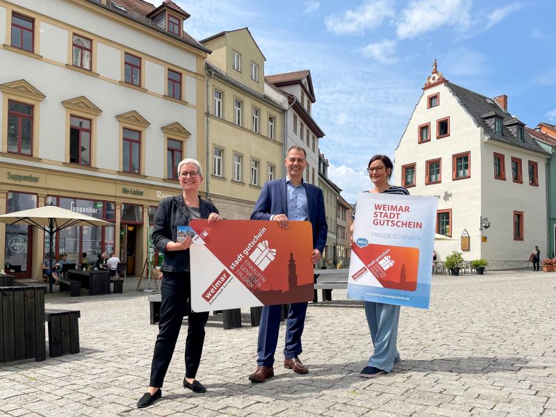 Der Stadtgutschein Weimar kann ab sofort in 42 Geschäften in Weimar eingesetzt werden. Ulrike Köppel, Geschäftsführerin der weimar GmbH, Oberbürgermeister Peter Kleine und Silvia Kämpfer, Vorstand Weimarer Innenstadtverein(v.l.) haben ihn heute vorgestellt. (Foto: Melanie Weber, weimar GmbH) Der Stadtgutschein Weimar kann ab sofort in 42 Geschäften in Weimar eingesetzt werden. Ulrike Köppel, Geschäftsführerin der weimar GmbH, Oberbürgermeister Peter Kleine und Silvia Kämpfer, Vorstand Weimarer Innenstadtverein(v.l.) haben ihn heute vorgestellt. (Foto: Melanie Weber, weimar GmbH)