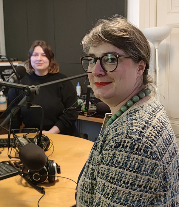 Ulrike Grosse-Röthig (r). im Gespräch mit Jule Niedergesäß