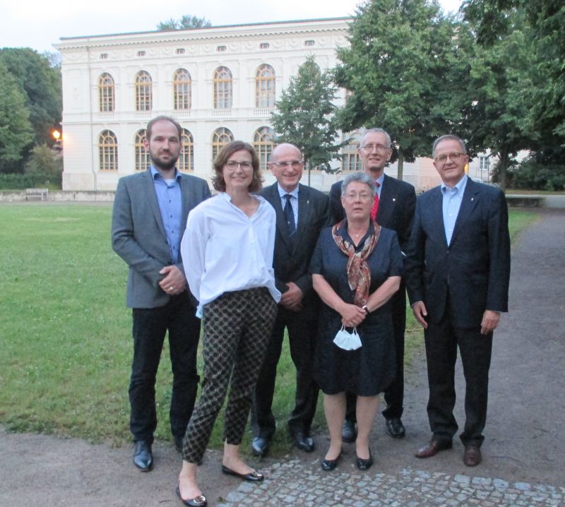 Der Vorstand 2021/2022 (v.l.): Mario Wloch, Vizepräsident; Anke Rosenfeld, Schatzmeisterin; Dr. Rüdiger Mayer, Clubmaster; Andrea Geißler, Past-Präsidentin; Dr. Claus Schneider, Präsident; Frank Siegmund, Pressesprecher (Foto: Sebastian Knauer) Der Vorstand 2021/2022 (v.l.): Mario Wloch, Vizepräsident; Anke Rosenfeld, Schatzmeisterin; Dr. Rüdiger Mayer, Clubmaster; Andrea Geißler, Past-Präsidentin; Dr. Claus Schneider, Präsident; Frank Siegmund, Pressesprecher (Foto: Sebastian Knauer)