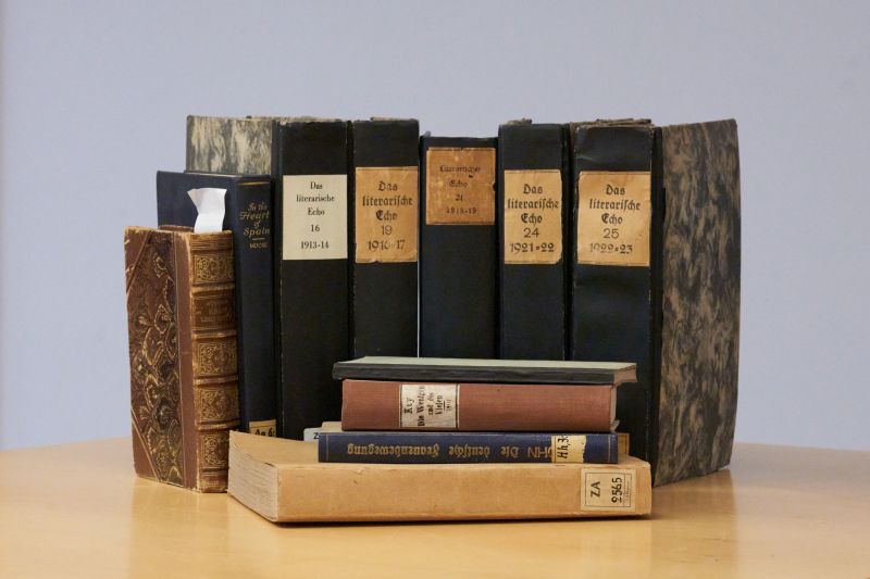 Bücher aus dem früheren Eigentum von Prof. Dr. Julius Wahle (© Klassik Stiftung Weimar, Fotograf: Hannes Bertram)