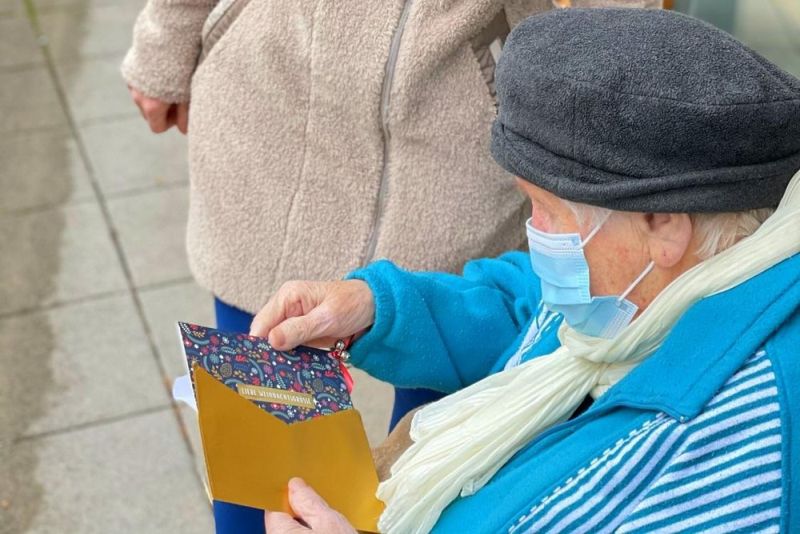 Wichtel-Post für eine Seniorin im Pflegeheim der Altenhilfe Sophienhaus. (Archivbild, 2020) Wichtel-Post für eine Seniorin im Pflegeheim der Altenhilfe Sophienhaus. (Archivbild, 2020)