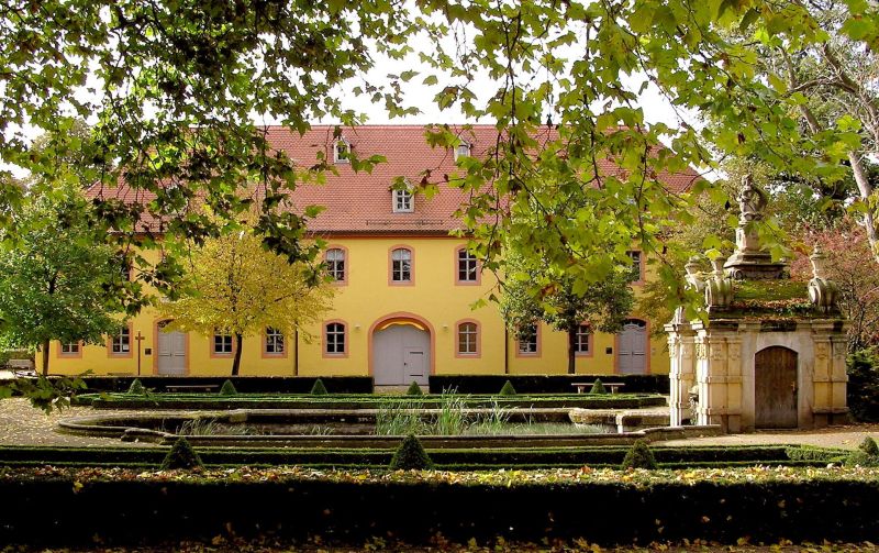 Wielandgut Oßmannstedt; Gutshaus mit Delphinenbrunnen (Quelle: wikipedia.org; CC BY-SA 3.0) Wielandgut Oßmannstedt; Gutshaus mit Delphinenbrunnen (Quelle: wikipedia.org; CC BY-SA 3.0)