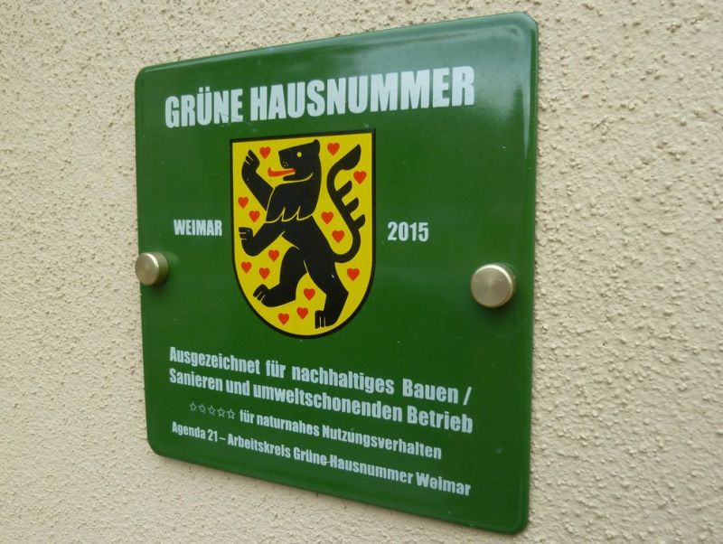 Grüne Hausnummer an der Grundschule Johannes Falk (Foto: Stadt Weimar)