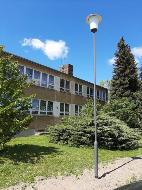  Neu installierte LED-Außenbeleuchtung an der Grundschule Legefeld (Foto: Stadt Weimar) 