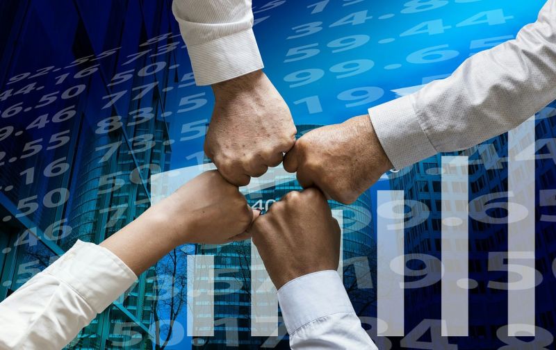 Sich berührende Fäuste; Wirtschaft (Symbolbild; Pixabay.com)