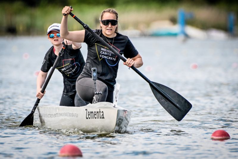 Bauhaus-Damen-Duo im Betonboot "Zementa" ( (Credits: IZB/Sascha Steinbach)   