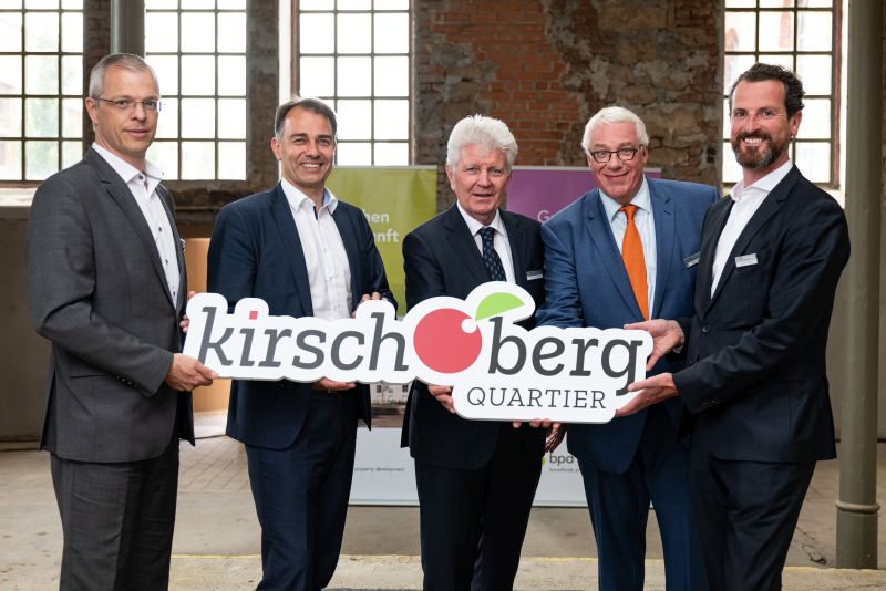 Vorstellung des "Kirschberg-Quartiers", v.l.n.r.: Raymond van Almen, Geschäftsführer, Peter Kleine, Oberbürgermeister der Stadt Weimar, Franz-Josef Lickteig, Geschäftsführer, Han Joosten, Leiter Gebietsentwicklung und Marktforschung, Alexander Heinzmann, Geschäftsführer (Foto: Klapproth + Koch GmbH) Vorstellung des "Kirschberg-Quartiers", v.l.n.r.: Raymond van Almen, Geschäftsführer, Peter Kleine, Oberbürgermeister der Stadt Weimar, Franz-Josef Lickteig, Geschäftsführer, Han Joosten, Leiter Gebietsentwicklung und Marktforschung, Alexander Heinzmann, Geschäftsführer (Foto: Klapproth + Koch GmbH)