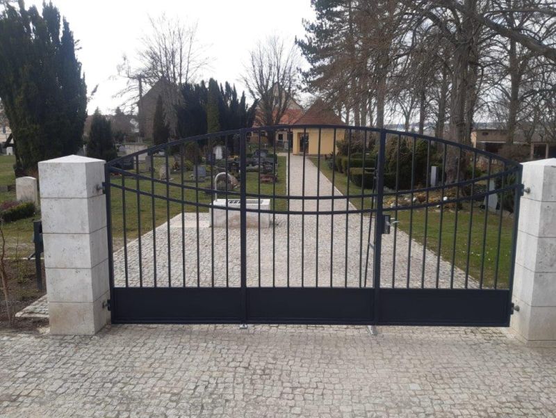 Neu errichtete Toranlage für Friedhof Tiefurt (Foto: Stadt Weimar)