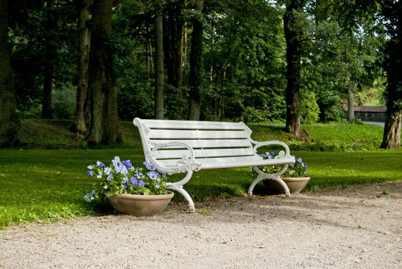Weiße Bank (Symbolbild; Pixabay.com) Weiße Bank (Symbolbild; Pixabay.com)