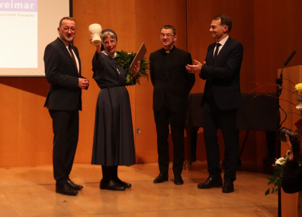 Schwester Lorena Jenal nimmt den von Walther Sachs gestalteten Menschenrechtspreis der Stadt Weimar entgegen. V.l.n.r.: Superintendent Henrich Herbst, Sr. Lorena Jenal, Prälat des Internationalen katholischen Missionswerkes missio, Herr Dr. Klaus Krämer und Oberbürgermeister Peter Kleine, Foto: Stadt Weimar