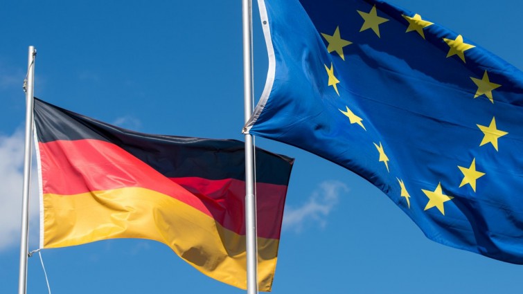Deutsche und Euopäische Fahne (Symbolfoto), Quelle: Pixabay