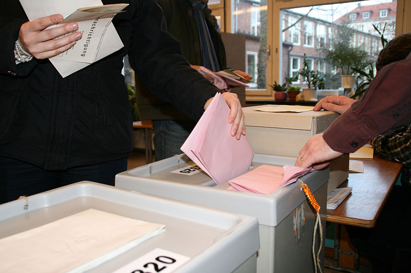 Stimmabgabe an der Wahlurne, Foto: Alexander Hauk/www.alexander-hauk.de
