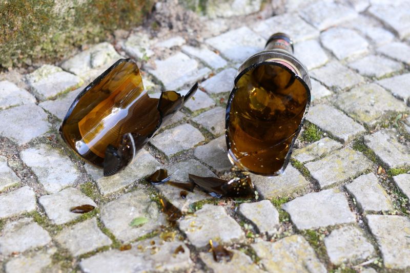 Scherben einer Glasflasche (Symbolbild; Pixabay.com)  