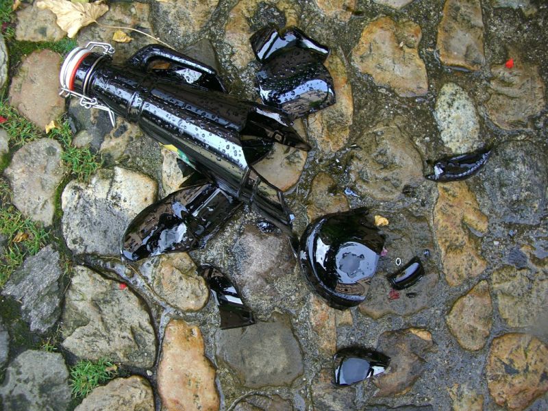 Zerbrochene Flasche (Symbolbild; Pixabay.com)