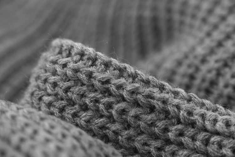 Grauer Sweater (Symbolbild; Pixabay.com)